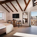 לינה וארוחת בוקר San Rocco Palace 4*